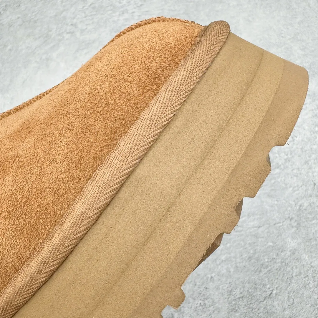 Pick up locally💰520 UGG ethnic style 2553 classic autumn and winter sheep fur all-in-one snow boots. All shoes are made from the same factory as ZP. Longfeng A-grade Australian imported sheep fur all-in-one ethnic style. Brand OEM production line. Fully follow the ZP process. OEM original pattern maker. Adhering to the principle of no original shoes and no development selection. Pay attention to every detail. The most authentic version on the market. TREADLITE "Light Wing" technology outsole. Lightweight/durable/flexible/pile size: 35 36 37 38 39 40 41 42 Coding: by2936060
